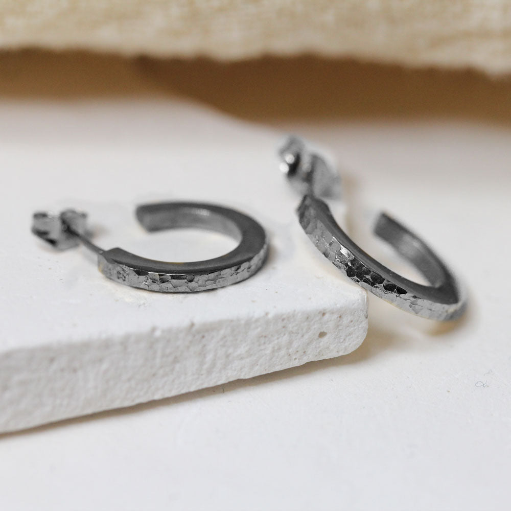 Boucles d'oreille en or gris palladié, joaillerie artisanale à Paris.