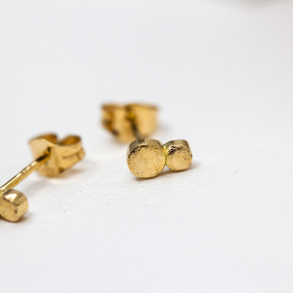 Puces d'oreilles asymétriques en or Fairmined 750/1000.