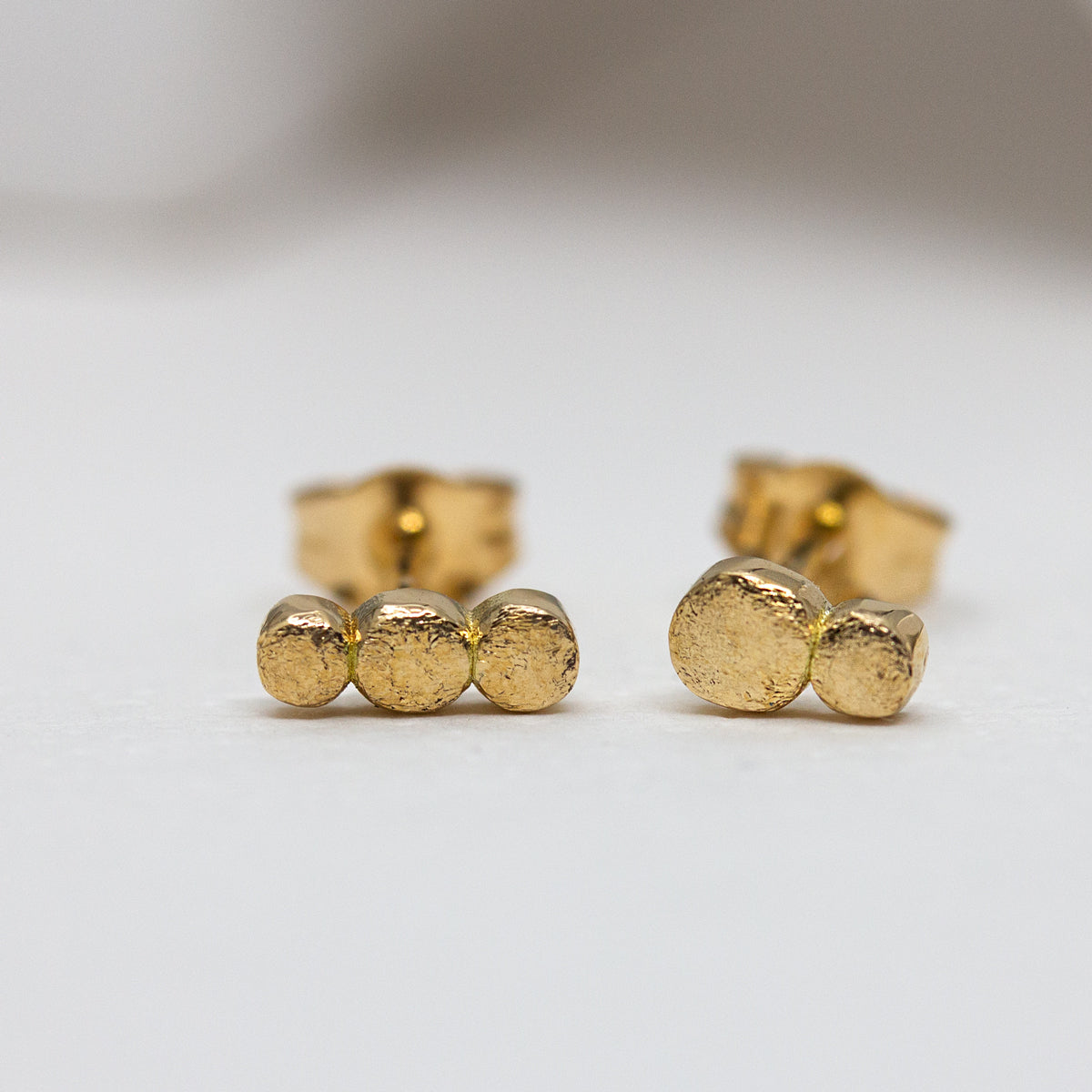 Puces d'oreille en or jaune Fairmined 750/1000. A porter en accumulation.