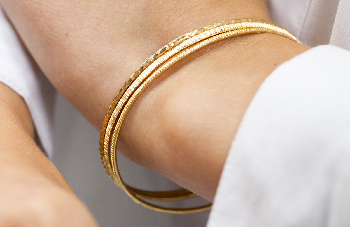 Bracelets joncs fins en or recyclé éthique portés au poignet