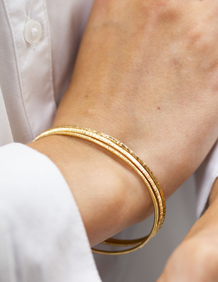 Set de bracelets jonc originaux texturés à accumuler, créations joaillière atelier Paris, disponible Paris et Lyon
