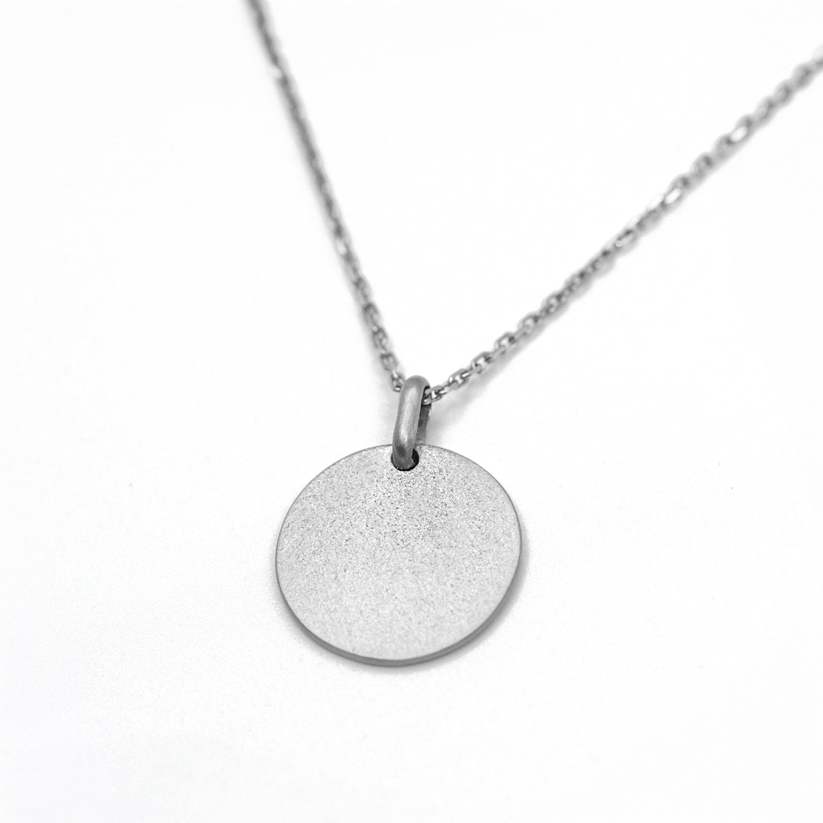 Médaille à graver or blanc 18 carats recyclé texture sablée Gina pour femme, joaillerie éthique et fabrication artisanale à Paris
