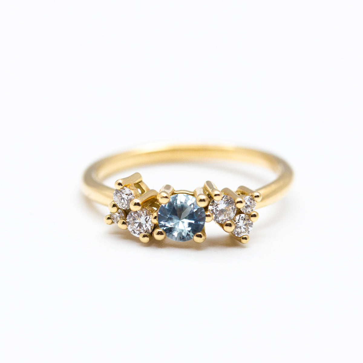 Bague de fiançailles Céleste, saphir Medium Blue Fair Trade et diamants de sythèse en or 18 carats recyclé et Fairmined à personnaliser
Création sur-mesure et fabrication artisanale