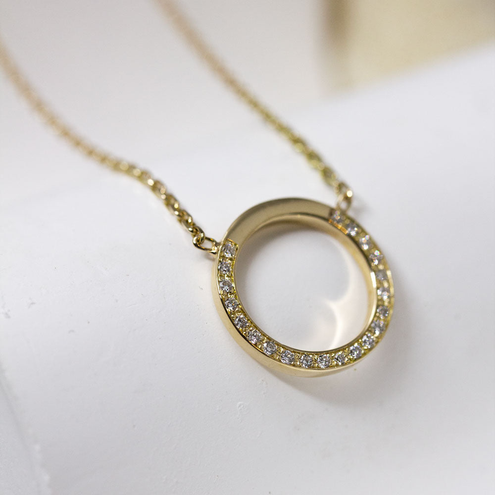 Collier cercle en or jaune joaillerie artisanale Paris.
