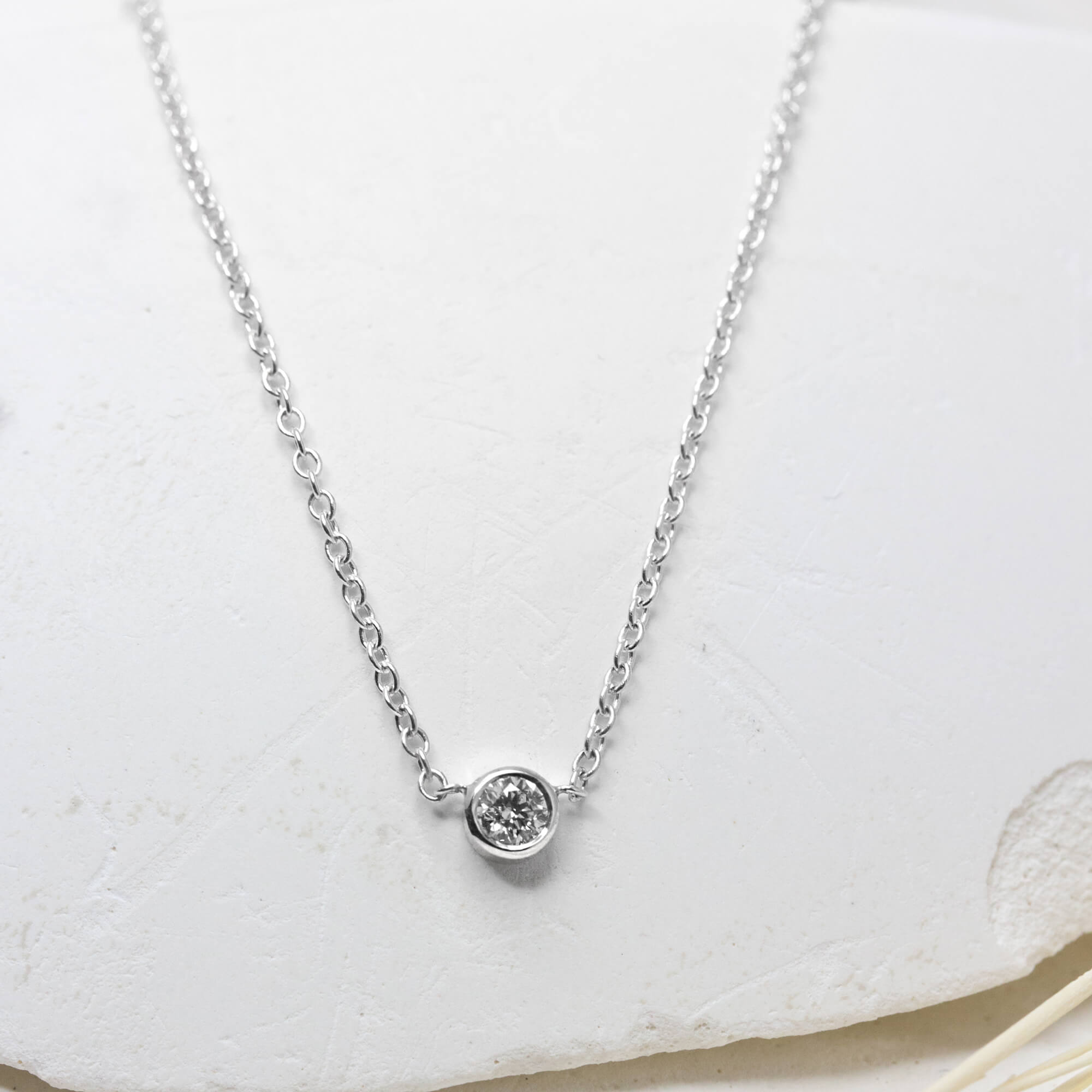 Collier en or blanc orné d'un diamant de synthèse éthique et artisanal.