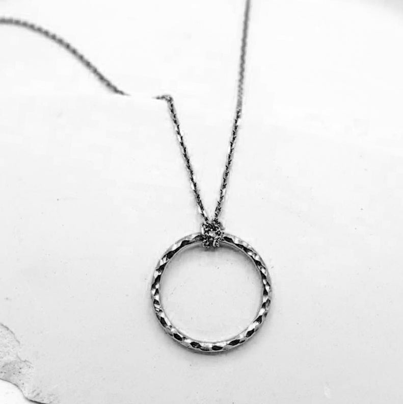 Collier en or gris palladié martelé. Fabrication en or éthique Fairmined à Paris.