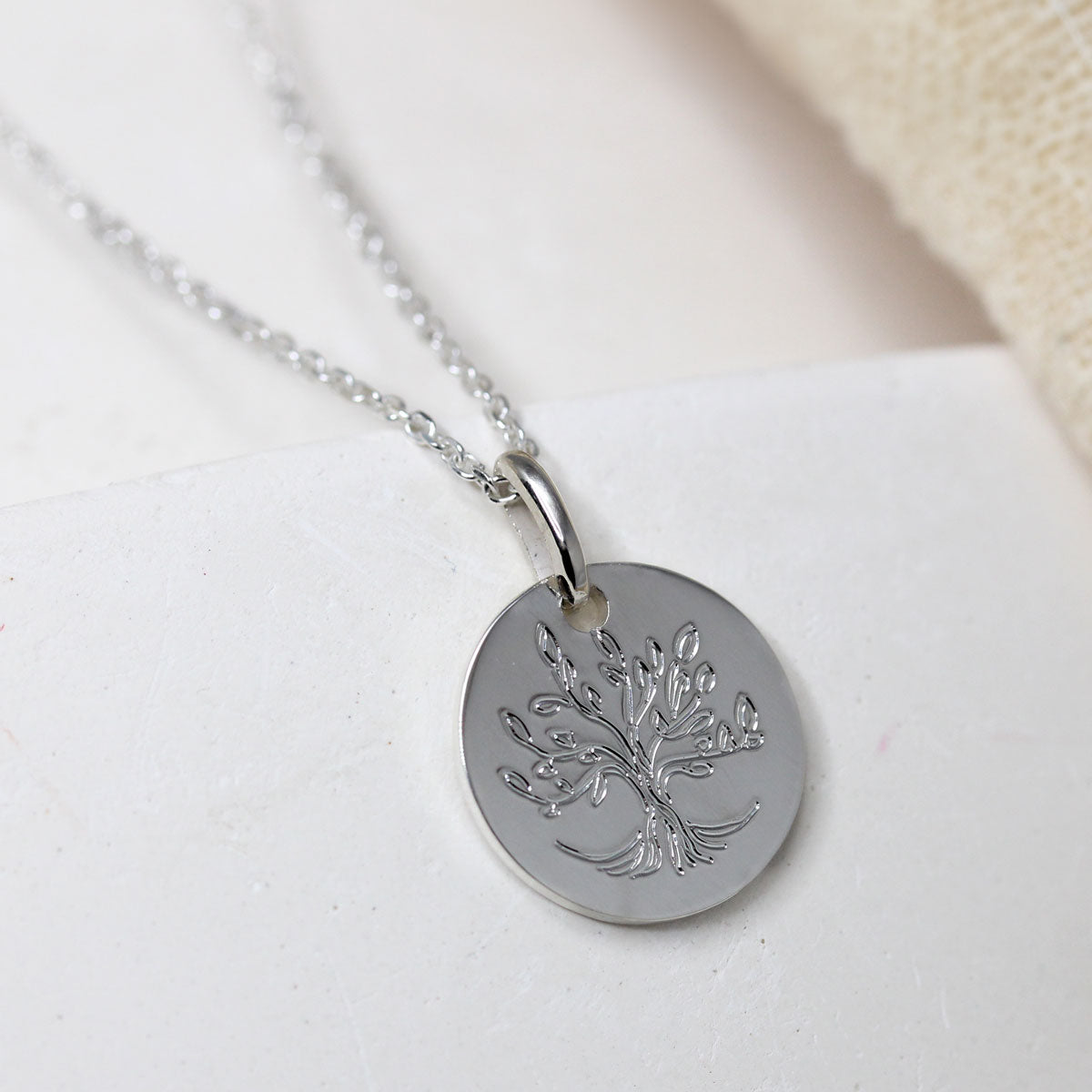 Collier médaille gravée d'un arbre de vie en or Fairmined éthique.