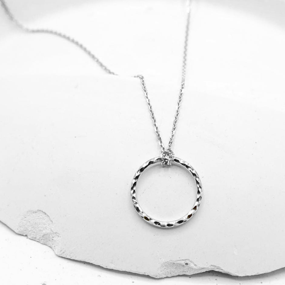 Collier en or blanc éthique Fairmined. Fabrication artisanale dans notre atelier de joaillerie à Paris.