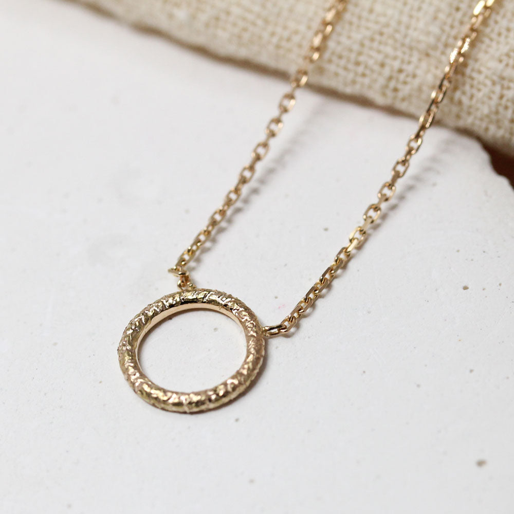 Collier en or rose-champagne dans un atelier de joaillerie dans le 11ème arrondissement de Paris.