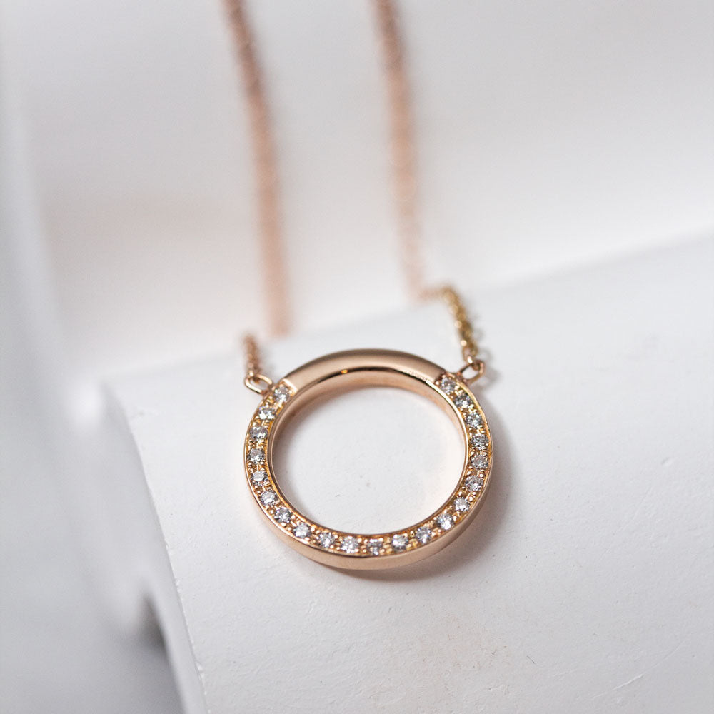 Collier en or rouge pavé diamants synthèse artisanat.