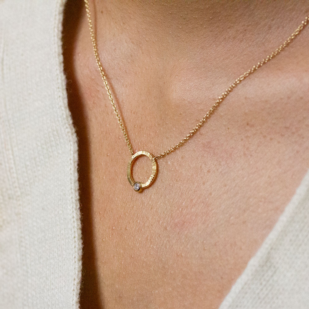 Joli collier en or éthique Fairmined joaillerie éthique artisanale.