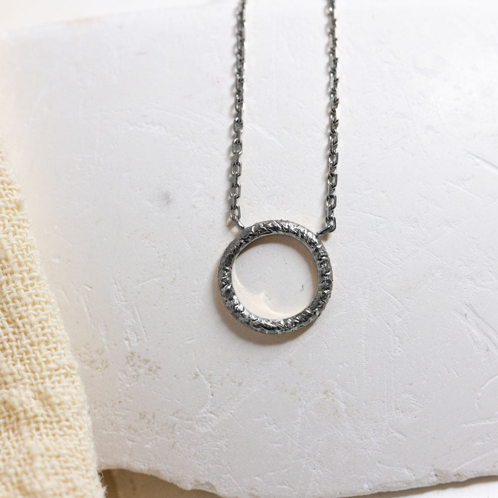 Collier texture rosa disponible à Paris et à Lyon.