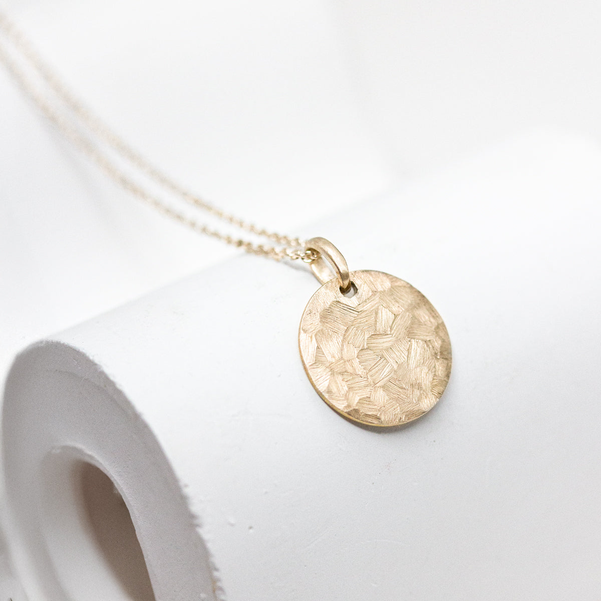 Collier avec un pendentif rond en or rose-champagne 750/1000 Fairmined réalisée dans une joaillerie française éthique.