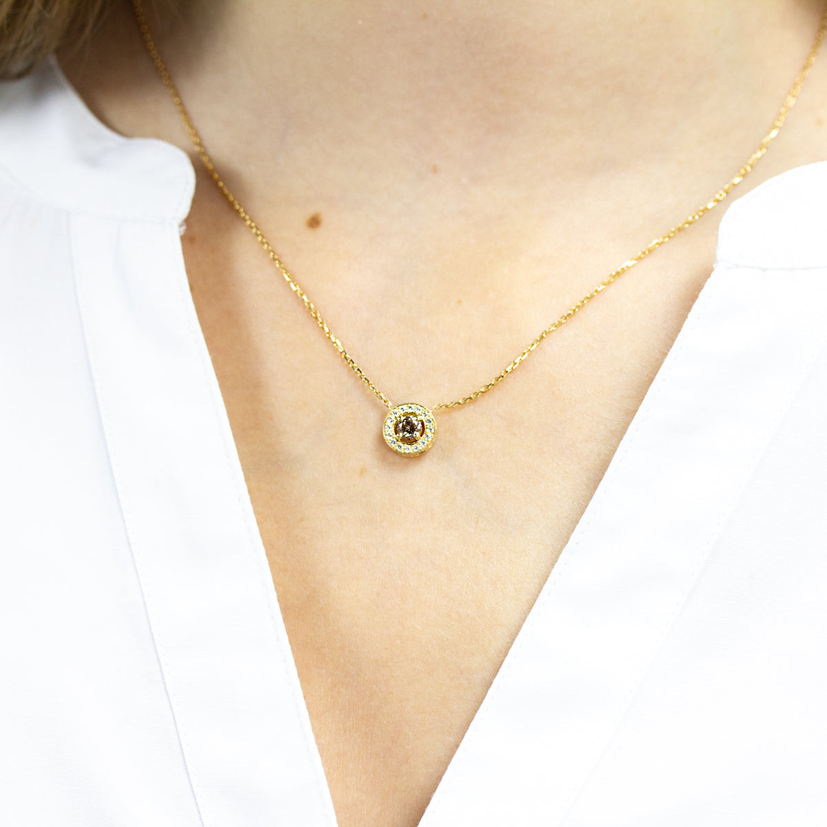Collier entourage Art Déco serti d'un diamant Fancy Brown et de 16 diamants de synthèse, réalisé en or jaune éthique Fairmined dans notre atelier de joaillerie parisien