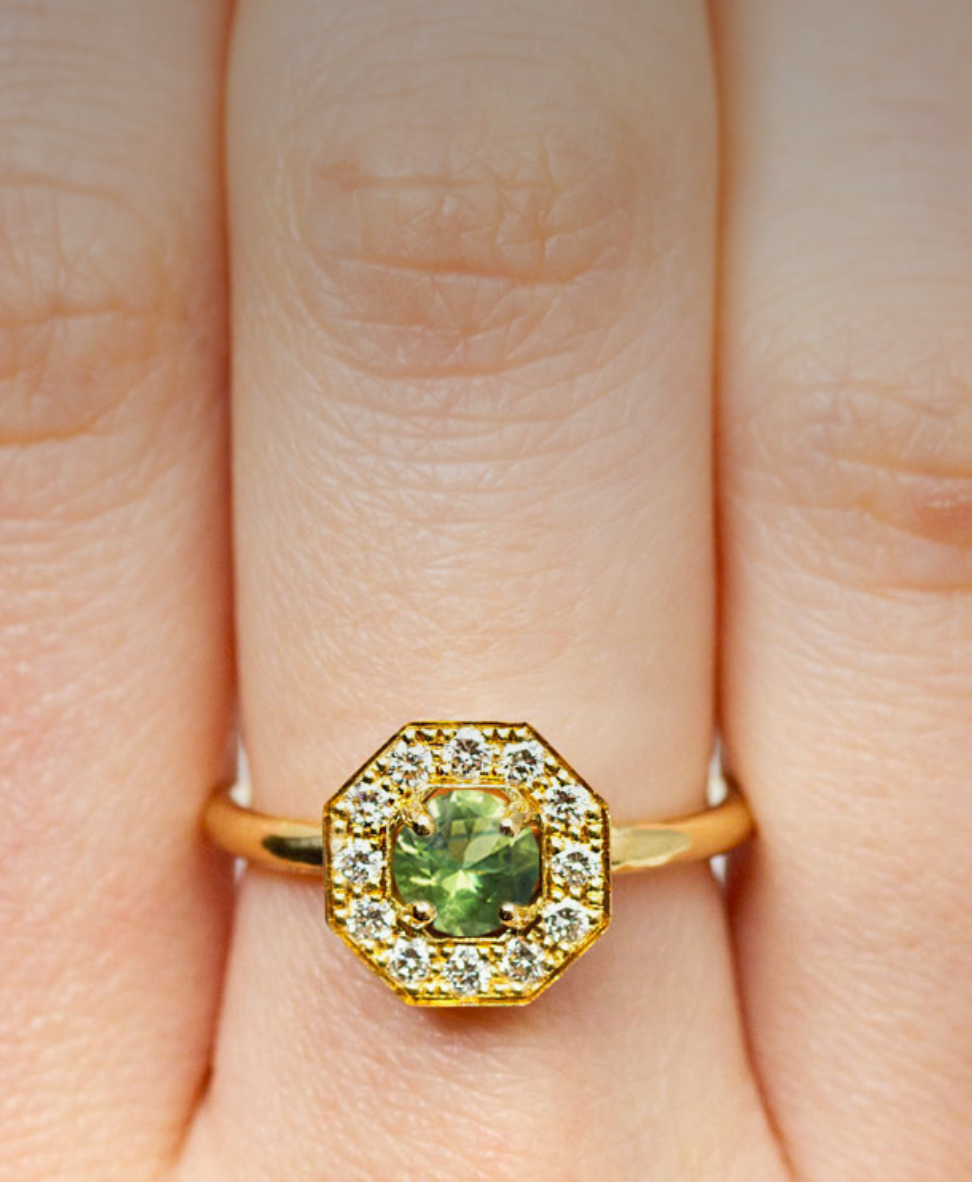 Création de bagues de fiançailles personnalisées à Paris, Lyon et à distance. Joaillerie éthique créatrice de bijoux sur mesure artisanaux