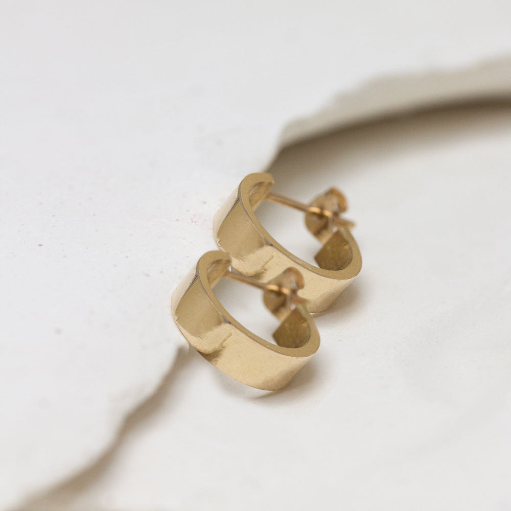 Boucles d'oreille créoles femme en or 18 carats, façonnées à la main dans notre atelier parisien - Joaillerie éthique Paris Lyon