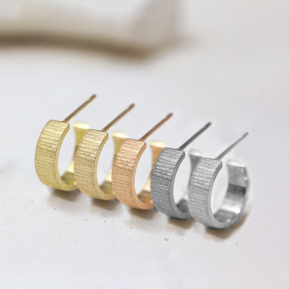 Créoles imaginées dans un atelier de joaillerie artisanal.