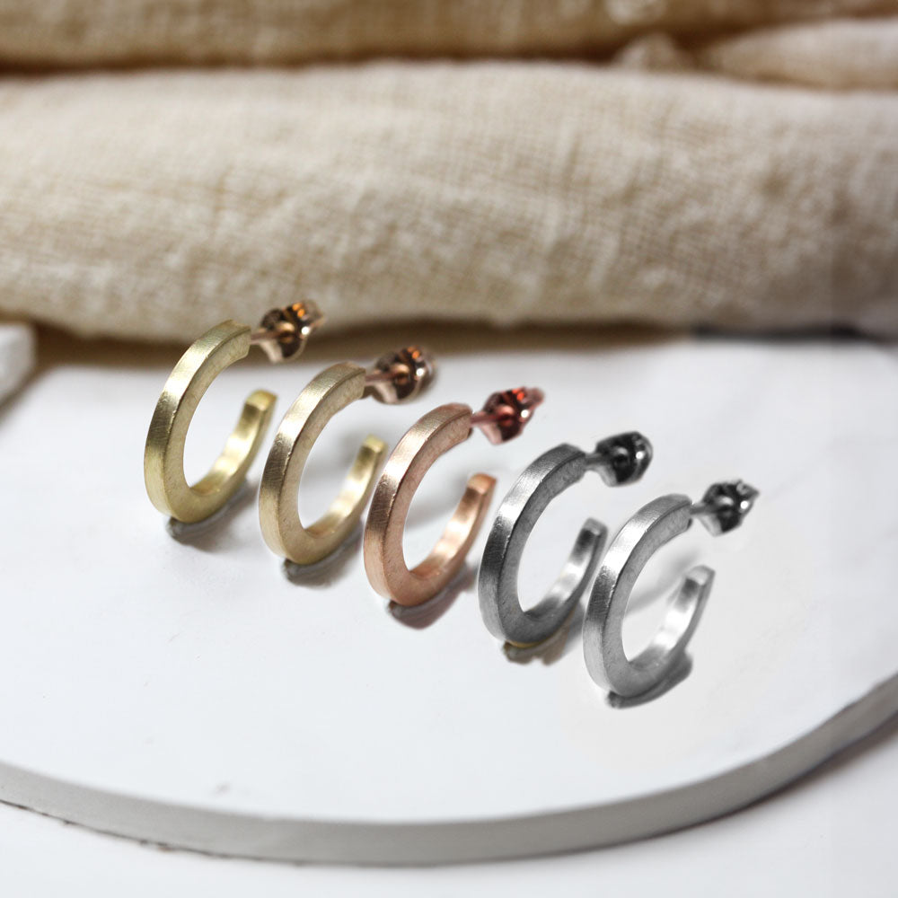 Créoles mates réalisées dans un atelier de joaillerie à Paris.