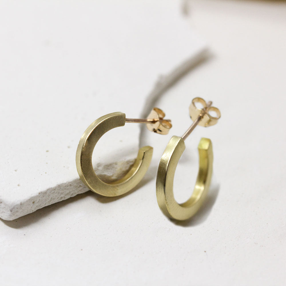 Créoles en or mates réalisées dans un atelier de joaillerie parisien.