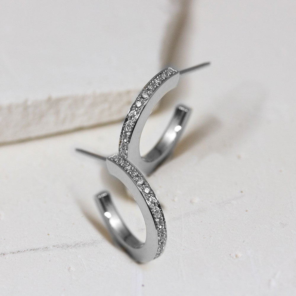 Créoles en or blanc pavées de diamants de synthèse.