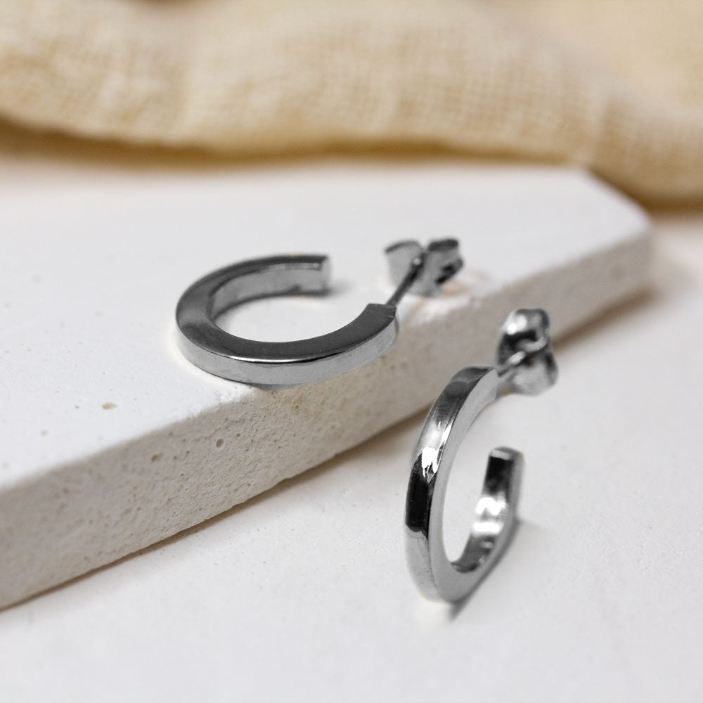 Créoles or gris palladié réalisées dans un atelier à Paris.