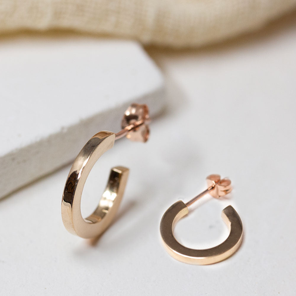 Créoles en or rose-champagne éthique réalisées dans un atelier de joaillerie à Paris.