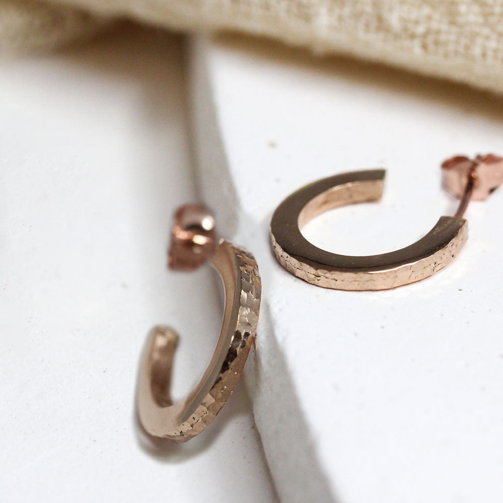 Créoles en or rouge réalisées dans un atelier de joaillerie dans le 11ème arrondissement de Paris.