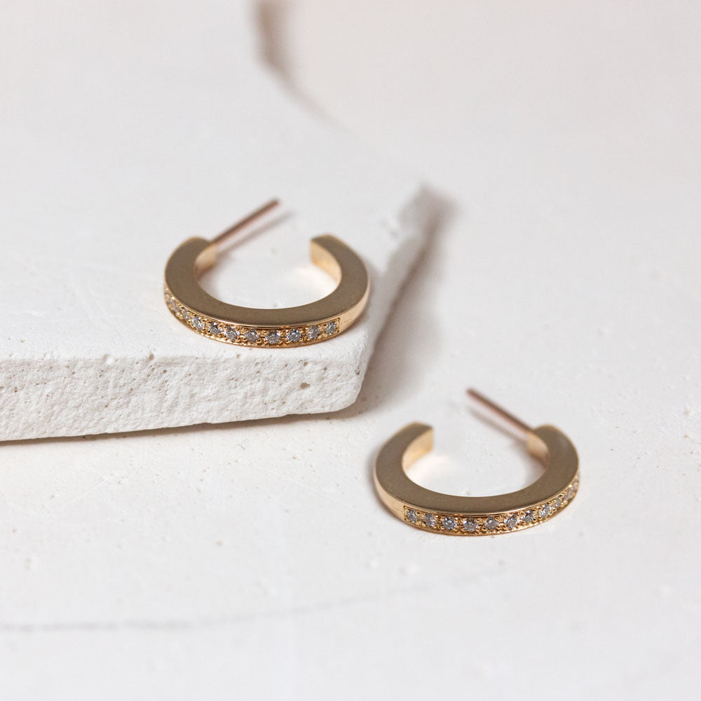 Créoles en or rouge éthique, joaillerie artisanale.