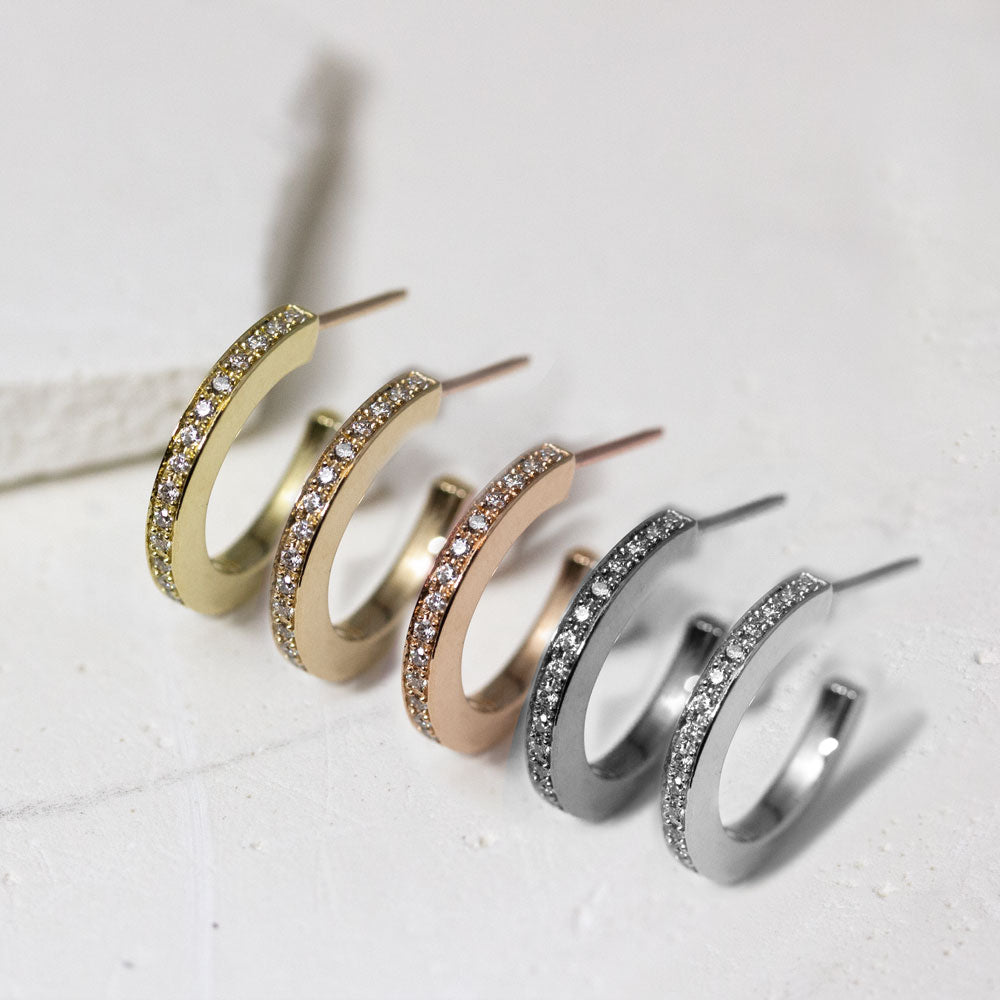 Créoles pavées de diamants dans un atelier de joaillerie à Paris.