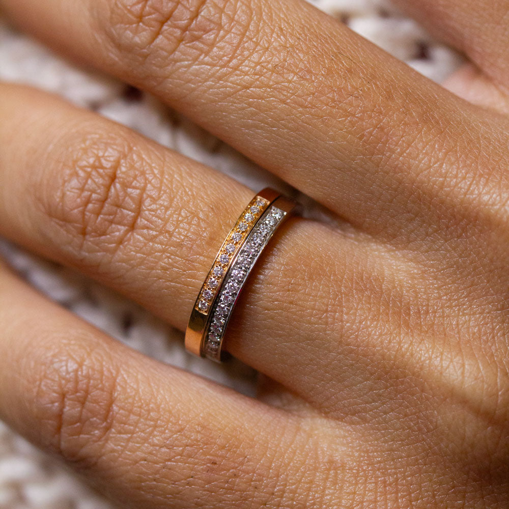 Duo de bagues pavées de diamants en or Fairmined.