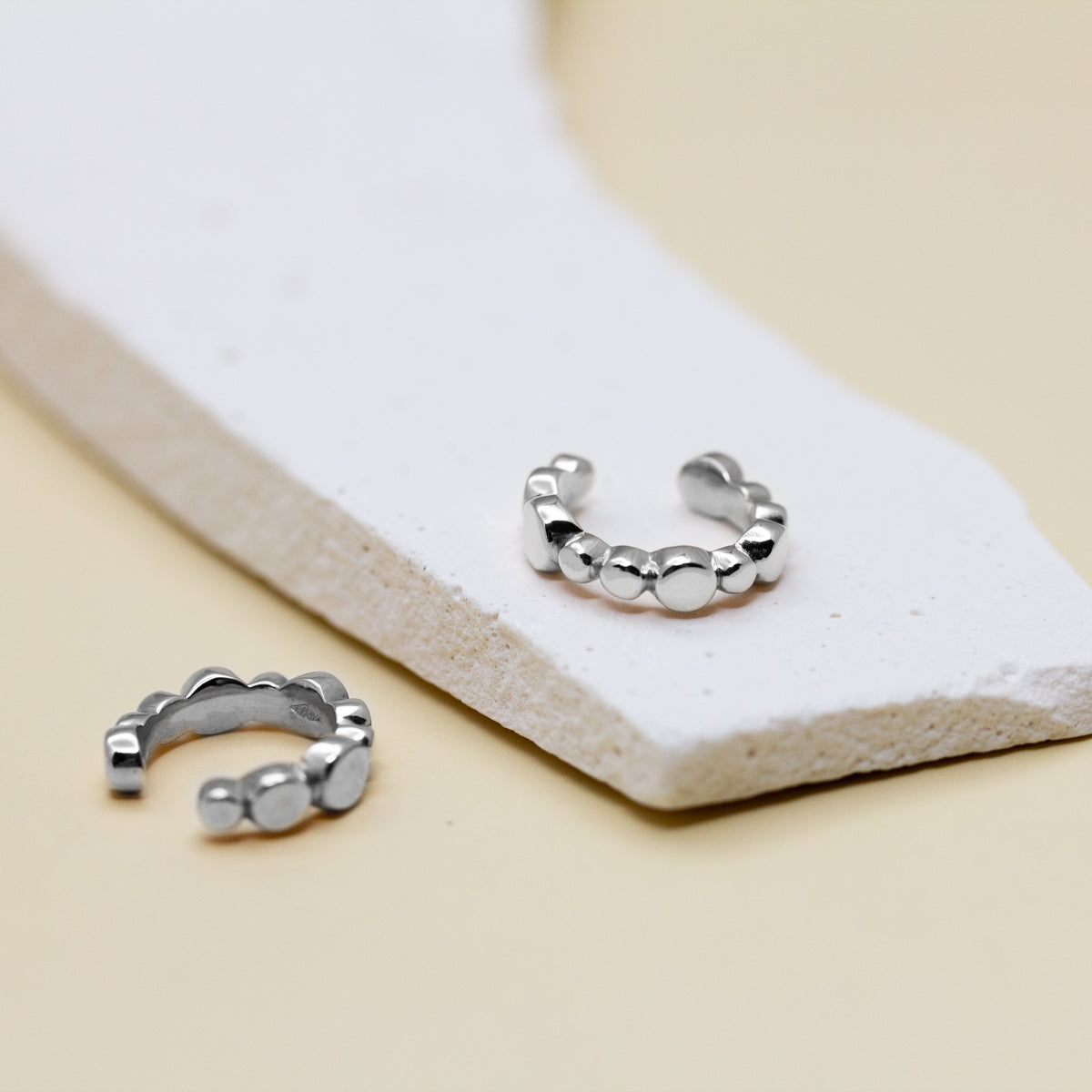 Bague d'oreille originale femme petits ronds Pépite en or blanc 18 carats lisse, made in Paris dans notre atelier de joaillerie