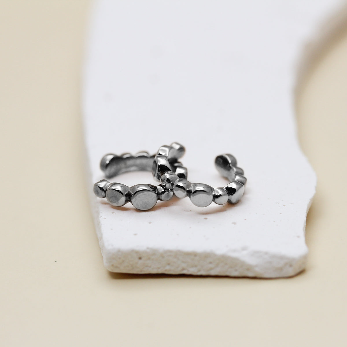 Bague d'oreille originale petits cercles Pépite en or gris palladié 18 carats lisse, made in Paris dans notre atelier de joaillerie