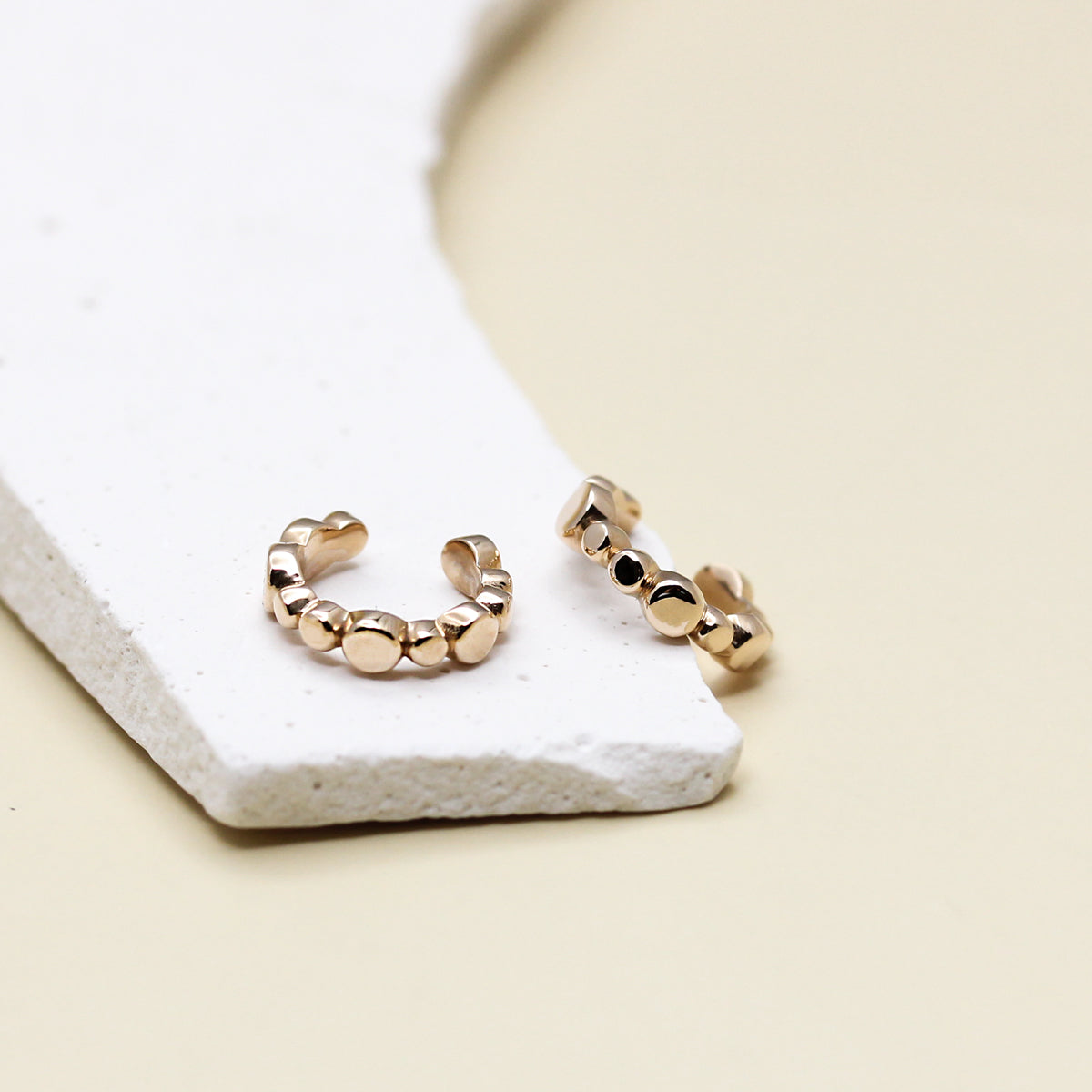 Bague d'oreille originale petits cercles Pépite en or rose-champagne 18 carats lisse, made in Paris dans notre atelier de joaillerie