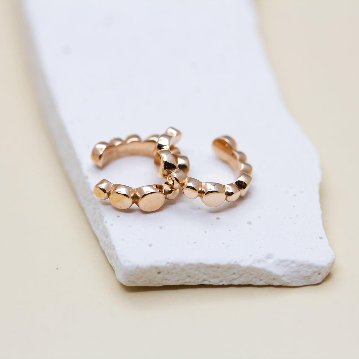 Bague d'oreille originale petits ronds Pépite en or rouge 18 carats lisse, made in Paris dans notre atelier de joaillerie