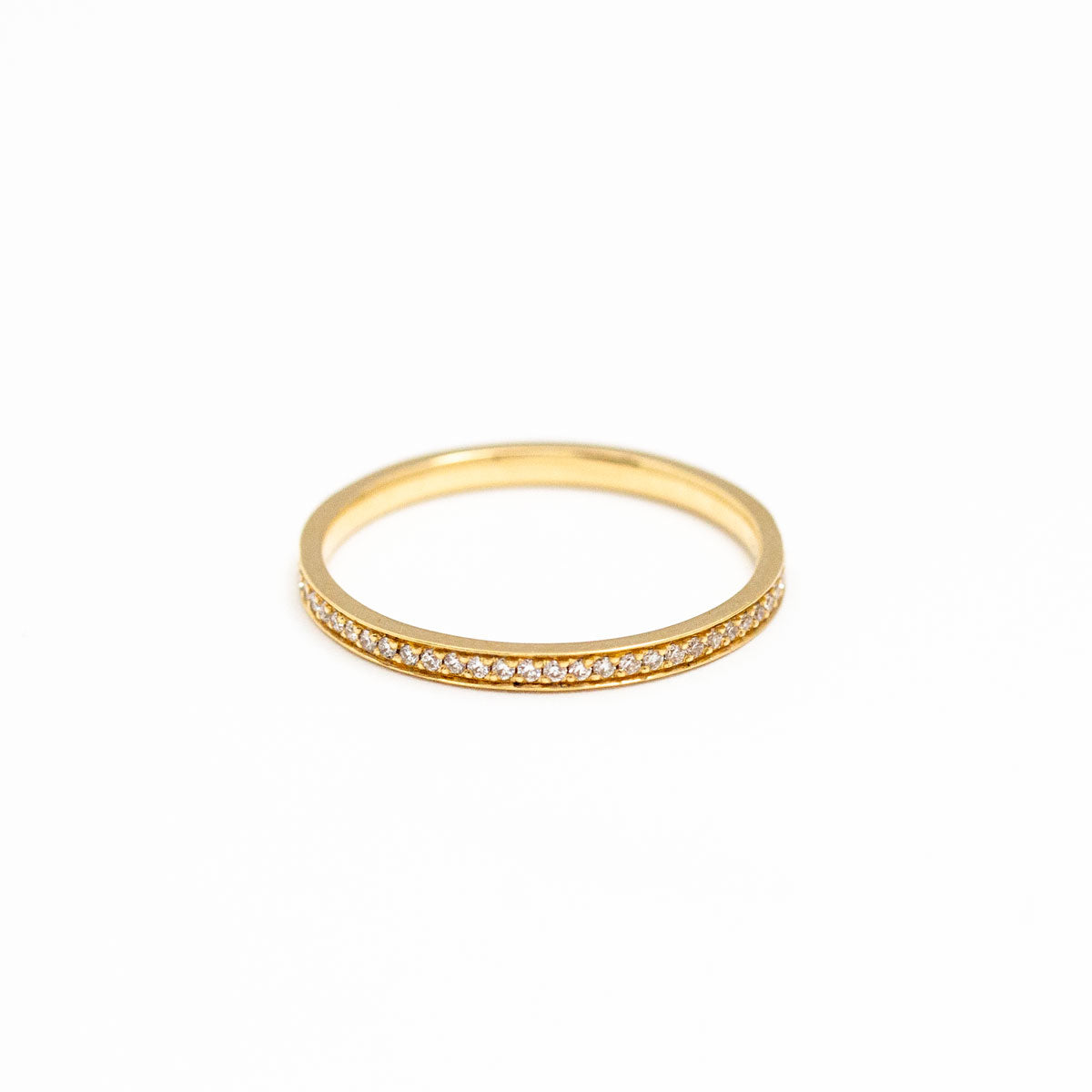 Alliance fine pavée de diamants de synthèse en or recyclé Mira, Joaillerie éthique et fabrication artisanale à Paris et Lyon Paulette à Bicyclette