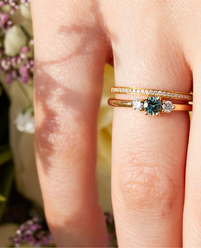 Alliance pavée fine Mira associée à une bague de fiançailles, diamants de synthèse et or recyclé