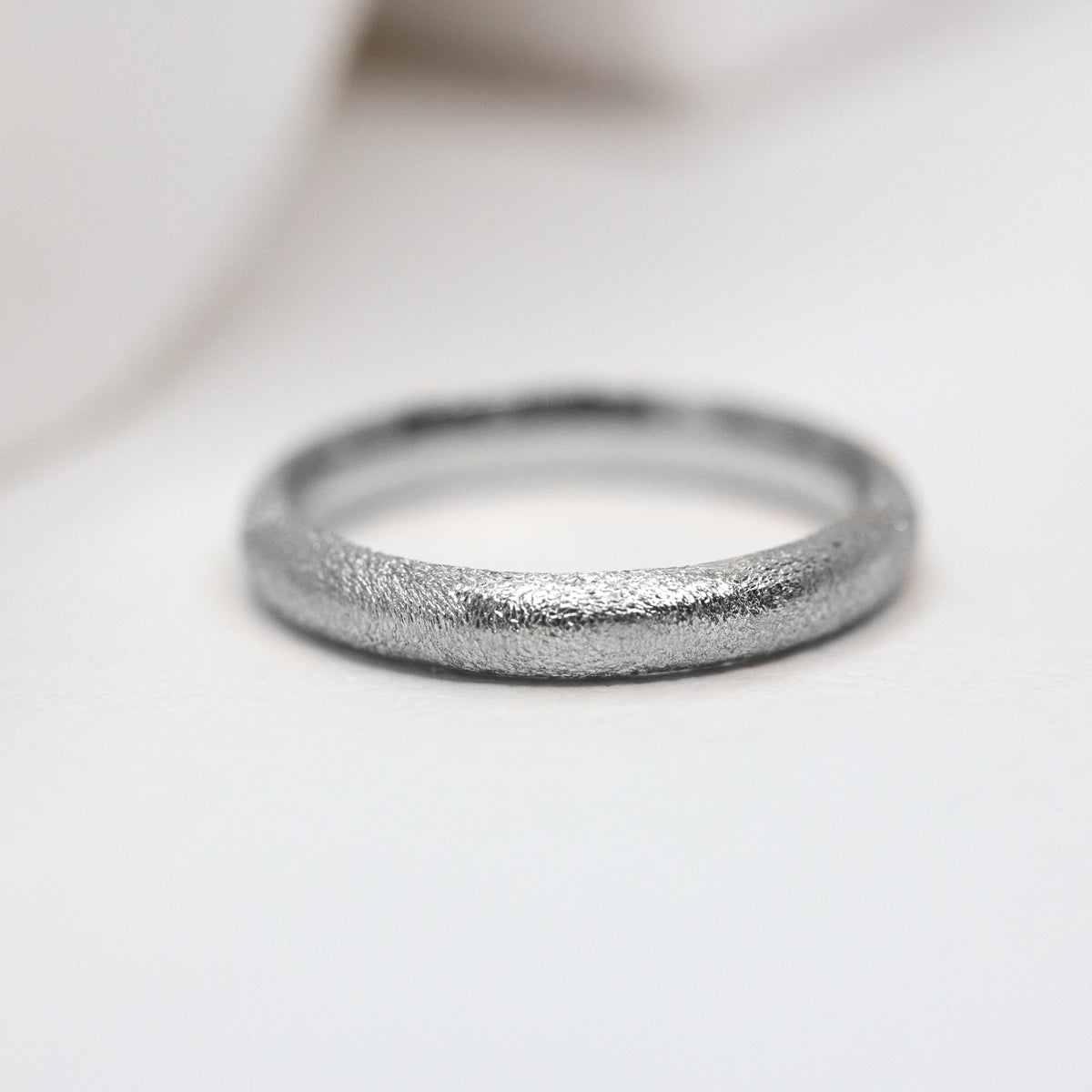 Alliance bombée femme à la texture givrée Gina en or platine éthique 18 carats Fairmined, réalisée à Paris dans notre atelier artisanal.