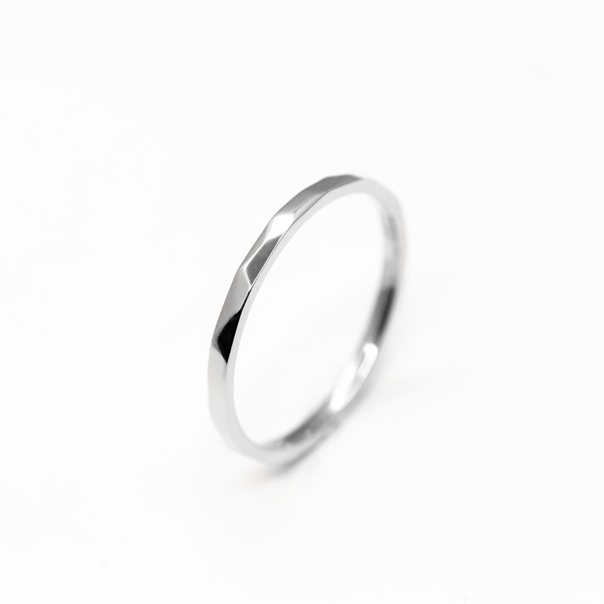 Alliance fine originale martelée femme ruban 1,5 mm Isilde réalisée en or blanc 18 carats recyclé + prime éthique Fairmined à la main dans notre atelier à Paris
