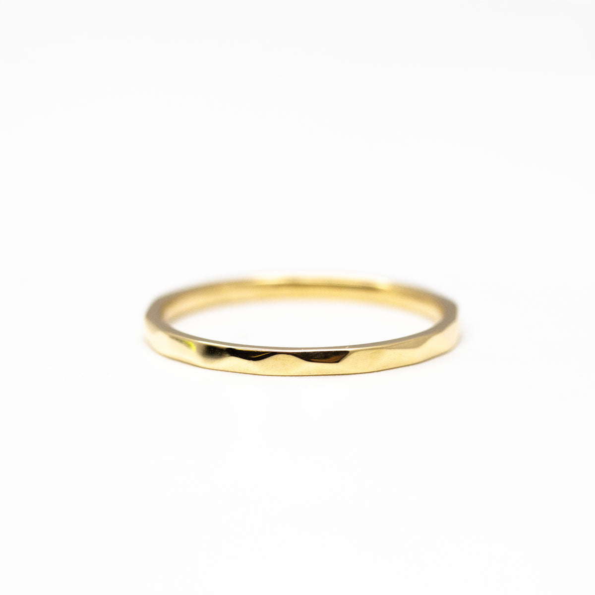Alliance fine martelée femme ruban 1,5 mm Isilde réalisée en or jaune 18 carats recyclé + prime éthique Fairmined à la main dans notre atelier à Paris