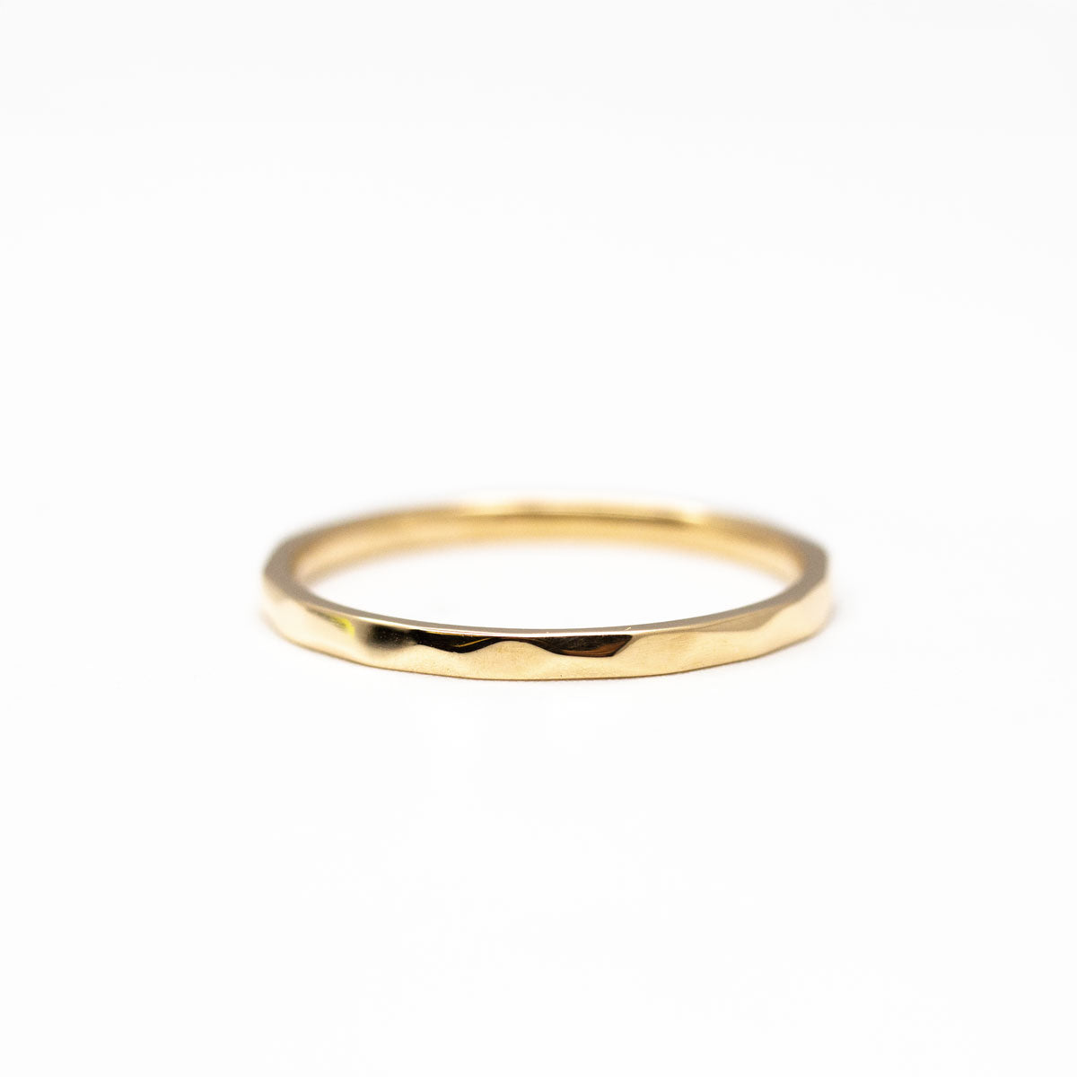 Alliance originale fine martelée femme ruban 1,5 mm Isilde réalisée en or rose champagne 18 carats recyclé + prime éthique Fairmined à la main dans notre atelier à Paris