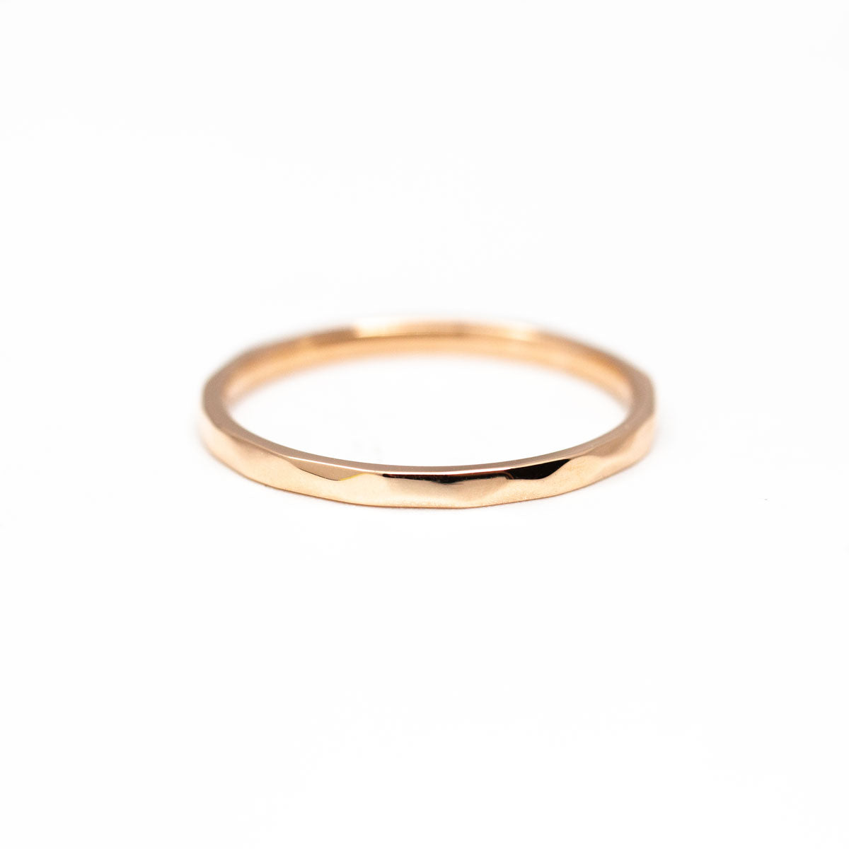 Alliance fine martelée femme ruban 1,5 mm Isilde réalisée en or rouge 18 carats recyclé + prime éthique Fairmined à la main dans notre atelier à Paris