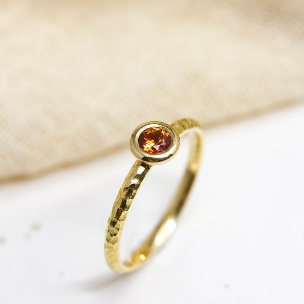 Joaillerie artisanale, bague avec saphir orange en or Fairmined.
