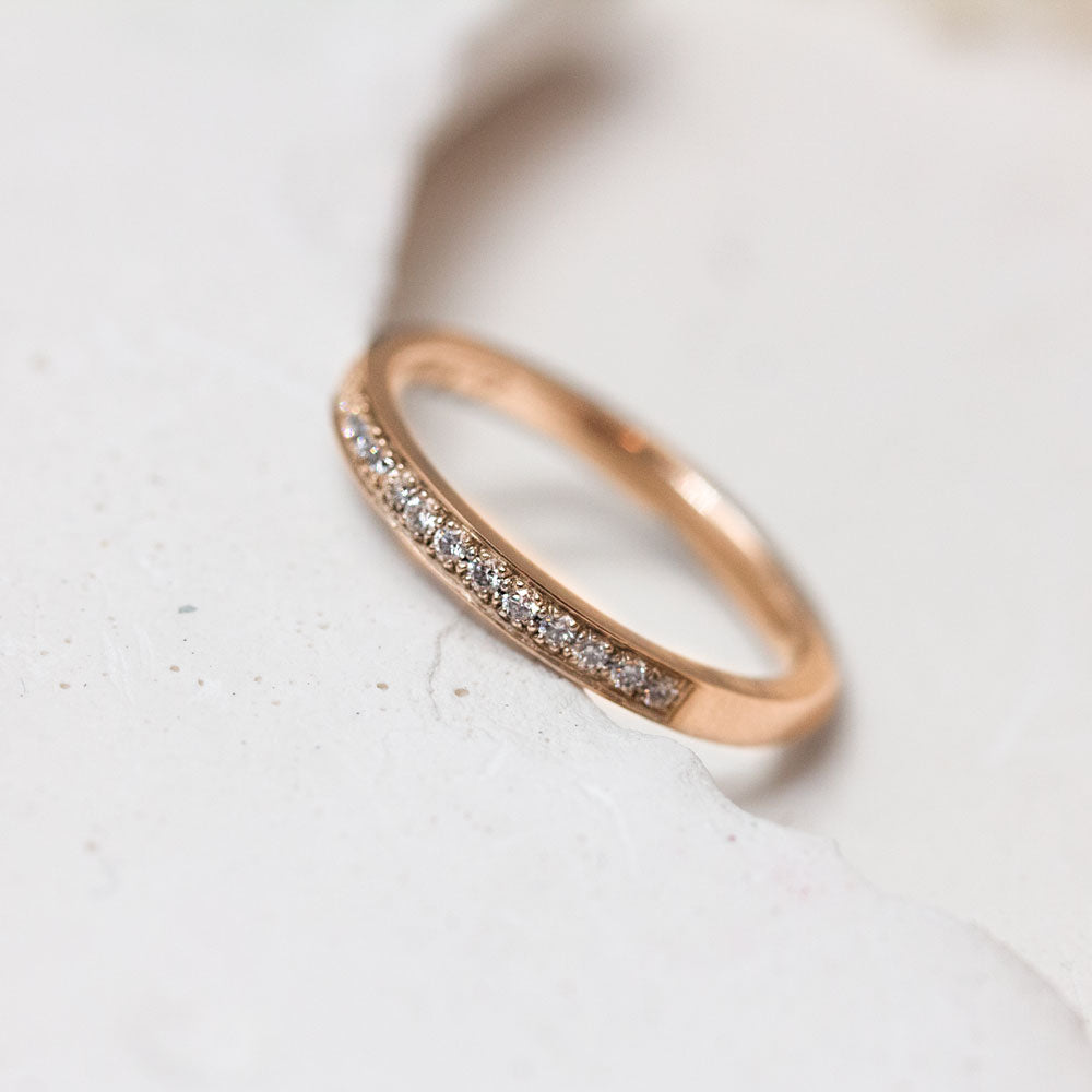 Joaillerie artisanale en or rouge 18 carats éthique.