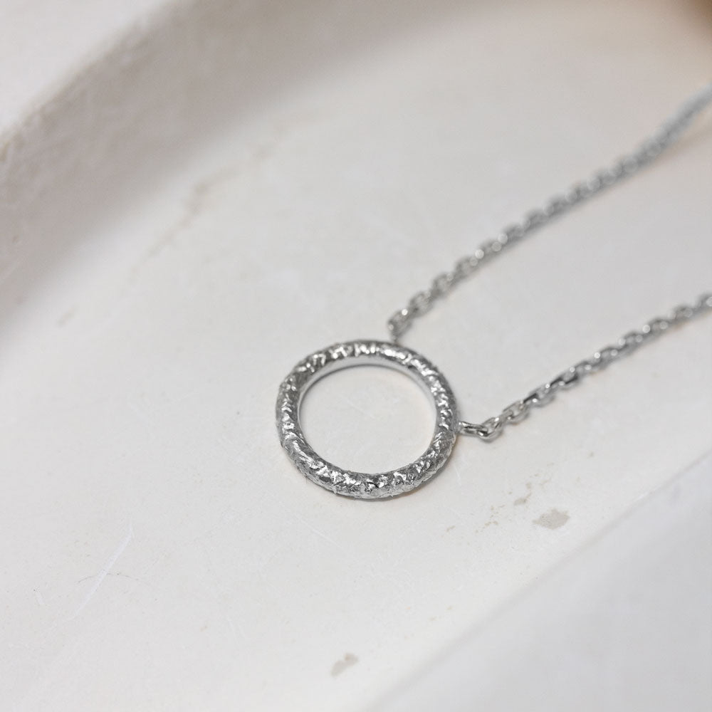 Collier en or blanc, réalisé dans un atelier de joaillerie à Paris.