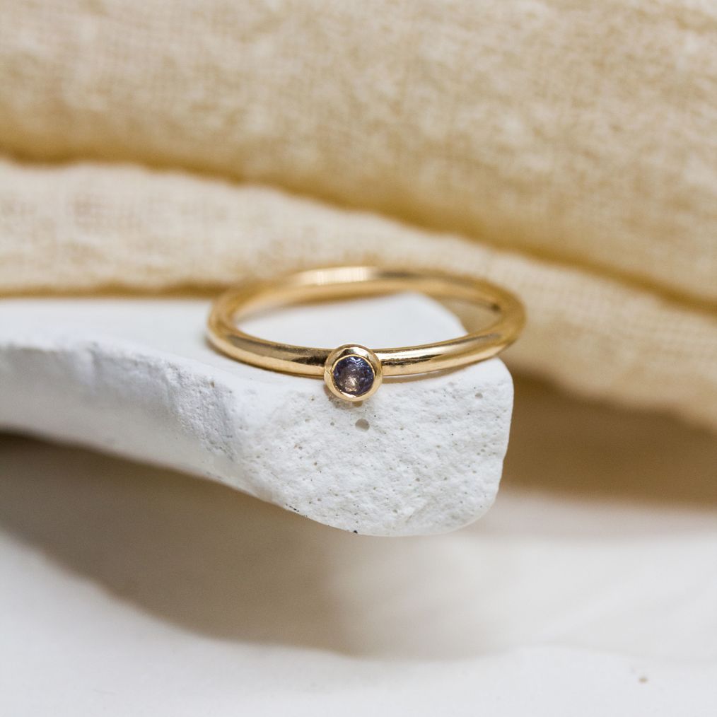 Bague en or 18 carats éthique avec tanzanite bleue-verte.