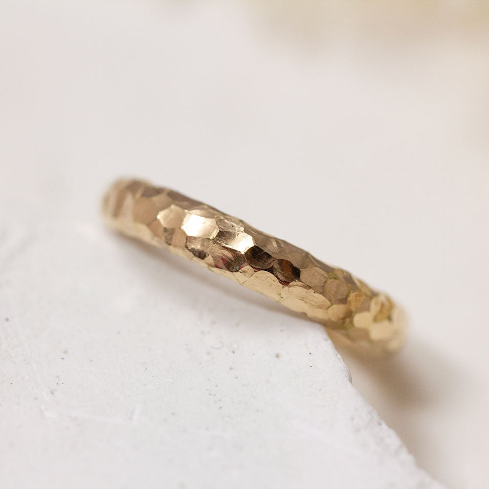 Jolie bague en or rose-champagne 18 carats Fairmined, au sein d'une joaillerie artisanale parisienne.