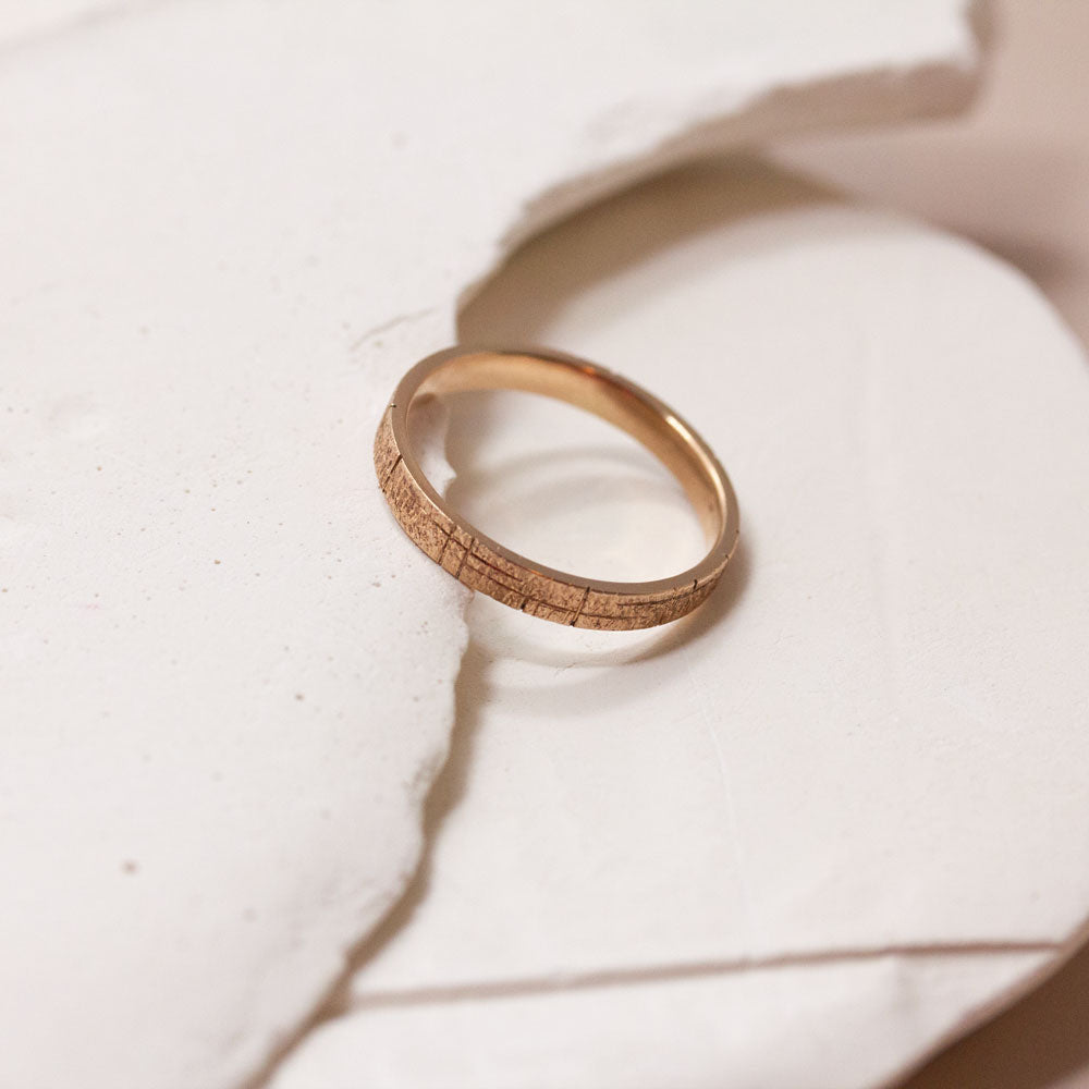 Bague texturée éthique en or rouge 18 carats Fairmined.