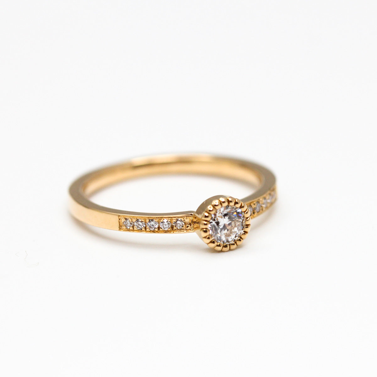 Bague fiançailles solitaire pavé femme diamants et or jaune 750/1000, personnalisation saphir bleu-vert fair Trade, fabriquée dans notre atelier à Paris - Joaillerie éthique