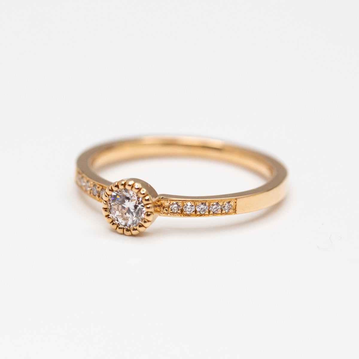 Bague de fiançailles solitaire pavé à personnaliser diamants ou saphir bleu-vert en or rouge recyclé 750/1000, fabriquée dans notre atelier à Paris - Joaillerie éthique