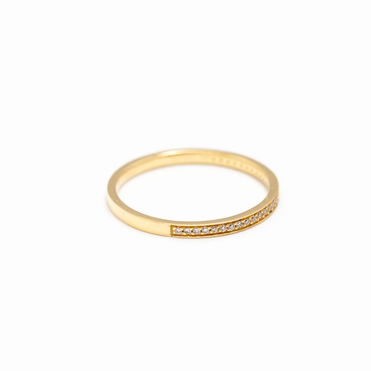 Alliance fine Mira à associer à une bague de fiançailles, diamants de synthèse et or recyclé fabriquée entièrement à la main à Paris